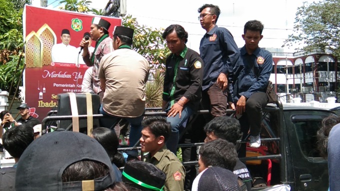 UNJUKRASA: HMI Kota Medan demo ke Balai Kota Medan di Jalan Kapten Maulana Lubis, Kamis (30/3).istimewa/sumutpos.