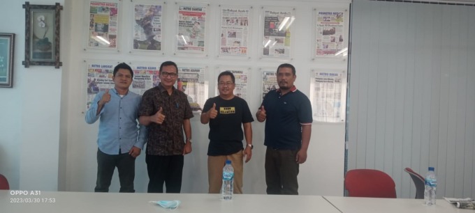 SILATURAHIM: Wabup Nias Barat Era Era Hia, bersama GM Sumut Pos Pandapotan Siallagan, Manajer Marketing Hirzan, dan Korlip Sumut Pos Deking Sembiring.istimewa/sumutpos.