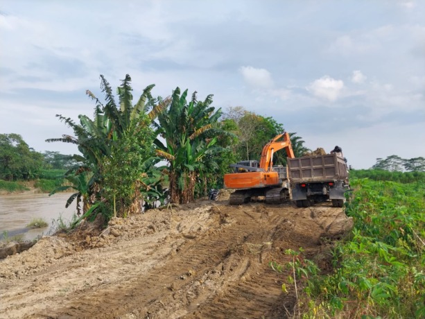 GALIAN C: Aktivitas galian C di tanggul Sungai Ular di Kecamatan Perbaungan, Serdang Bedagai yang diduga ilegal. batara/Sumut Pos.