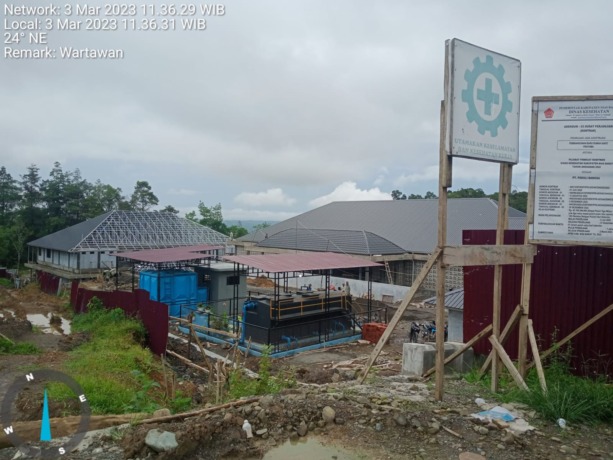RUMAH SAKIT: Pembangunan Rumah Sakit Pratama yang sudah molor lebih dari dua bulan.Peringatan Gulo/Sumut Pos.