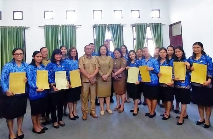 BERSAMA: Kepala BKPSDM Kabupaten Humbahas Chiristison Marbun, saat diabadikan bersama 17 ASN yang baru dilantik, Senin (6/3).