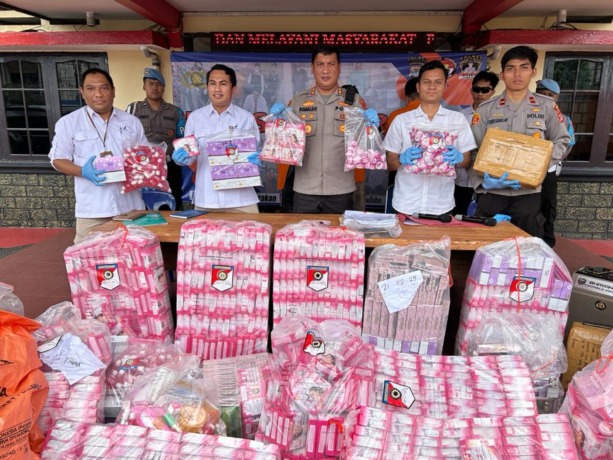 KOSMETIK ILEGAL : Penyeludupan kosmetik ilegel yang diungkap Satrekrim Polres Tarakan dan melibatkan oknum Kepala Kantor Pos Tarakan.