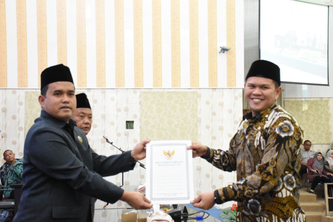 SERAHKAN: Wabup Sergai Adlin Tambunan serahkan Ranperda tahun 2023 tentang pajak dan retribusi daerah kepada Ketua DPRD Sergai H.M. Ilham Ritonga. fadly/Sumut Pos .