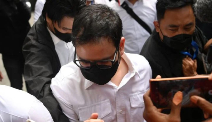 DIPERIKSA: Dito Mahendra dihadang wartawan usai menjalani pemeriksaan di gedung KPK, beberapa hari lalu.