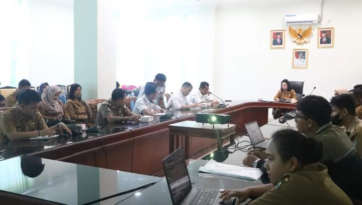 SOPIAN/SUMUT POS PIMPIN: Kadis Ketahanan Pangan dan Pertanian Kota Tebingtinggi Marimbun Marpaung saat memimpin rapat kordinasi bersama Tim Satgas Pangan Kota Tebingtinggi terkait stok bahan pangan.