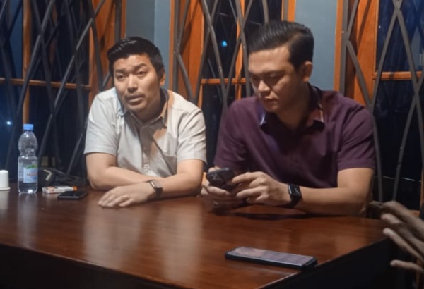 KETERANGAN: Anggota DPRD Medan, David Roni Ganda Sinaga dan Habiburrahman Sinuraya, saat memberikan keterangan.