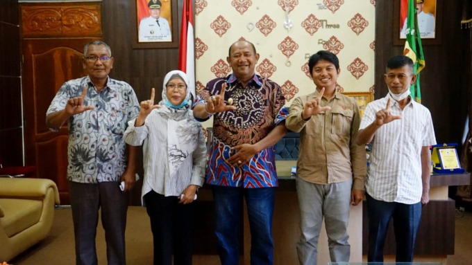 BERSAMA: Plt Bupati Langkat Syah Afandin diabadikan bersama Direktur Pelaksana Yayasan Bitra Indonesia, Rusdiana, beserta jajaran masing-masing saat audensi di Kantor Bupati Langkat, Kamis (2/3).