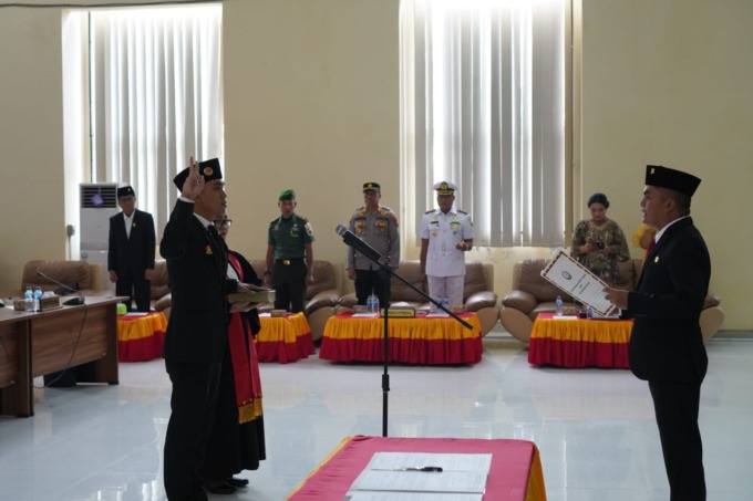 Eriusman Duha/Sumut Pos LANTIK: Ketua DPRD Nisel Elisati Halawa, saat membacakan dan mengambil sumpah PAW Anggota DPRD Nisel Reanji Fransiscus Totonafo Gulo, Jumat (3/3).