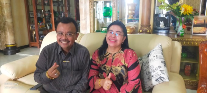 Rimso Maruli Sinaga SH,MH didampingi istri, Meilati boru Pardosi SKM. RUDY SITANGGANG/SUMUTPOS.CO.