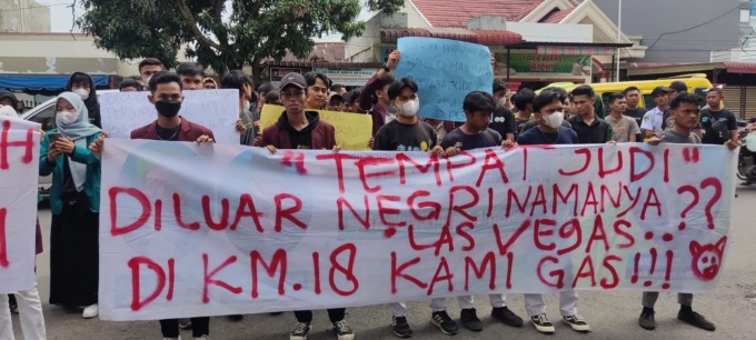 Massa aksi dari Koalisi Mahasiswa Kota Binjai melakukan unjuk rasa di depan Mapolres Binjai, menyoal keberadaan gudang pagar biru di KM 18, Jalan Soekarno-Hatta, Kelurahan Tunggurono, Binjai Timur, yang diduga jadi lokalisasi perjudian.Teddy Akbari/Sumut