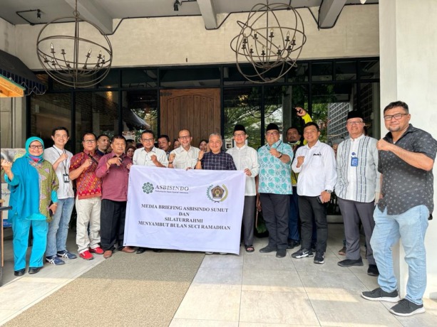 BERSAMA: Pengurus Asbisindo Sumut bersama Pengurus PWI Sumut usai kegiatan media briefing di Jalan Iskandar Muda Medan, Jum’at (17/3). (IST)