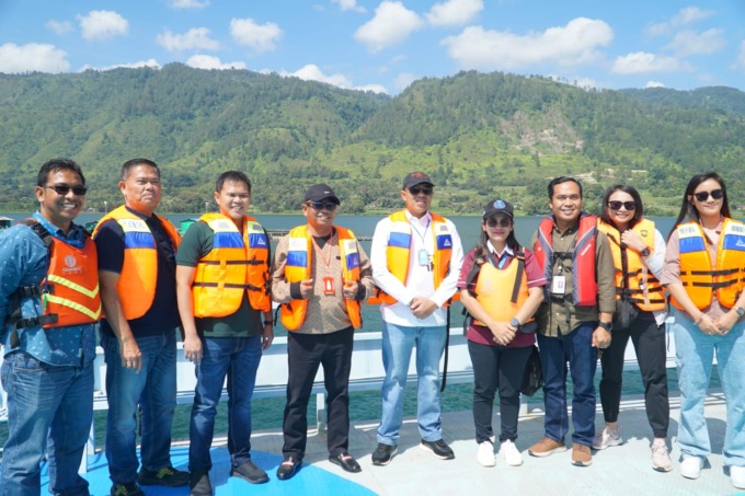Bupati Sergai Darma Wijaya saat mengunjungi lokasi budidaya ikan Tilapia .
