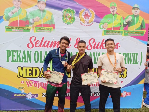 Ongki Saleh (tengah) ketika menerima medali emas Porwil Medan 2023. (IST)