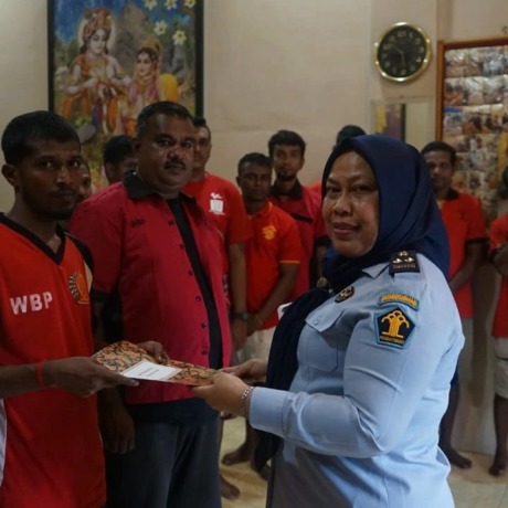 Kabid Pembinaan Narapidana Lapas I Medan memberikan SK remisi kepada narapidana. (Ist)