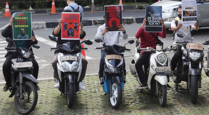Sejumlah pendemo dari elemen sipil melakukan aksi Konvoi Bukan Moge untuk Reformasi Pajak di Gedung KPK, Jakarta, Kamis (9/3/2023) Mereka mendukung KPK bongkar permainan busuk lingkungan Ditjend Pajak serta audit dan periksa seluruh petinggi Ditjend Pajak