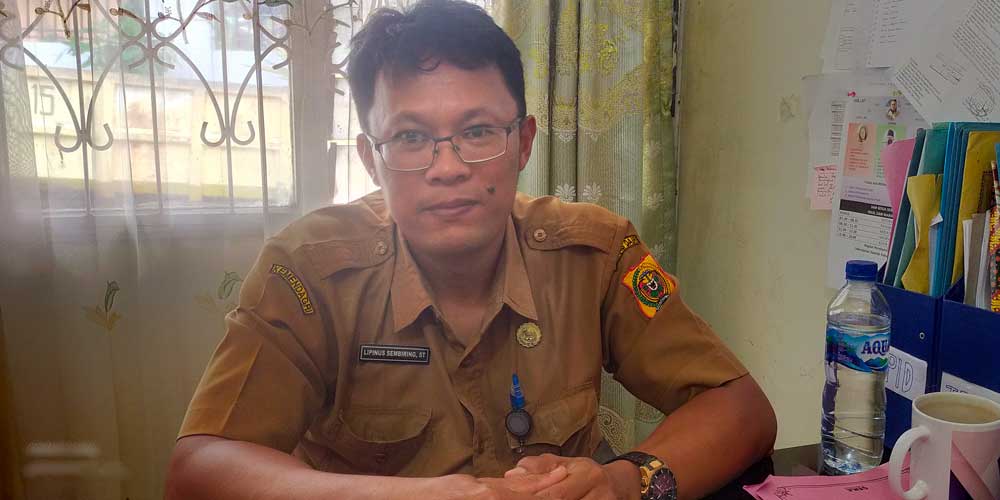 KETERANGAN: Kabag Perekonomian Setda Dairi, Lipinus Sembiring, saat menyampaikan keterangan terkait pelaksanaan pasar murah yang merupakan kerja sama TPID Dairi dengan KCP Bulog Kabanjahe, Senin (27/3).Rudy Sitanggang/Sumut Pos.