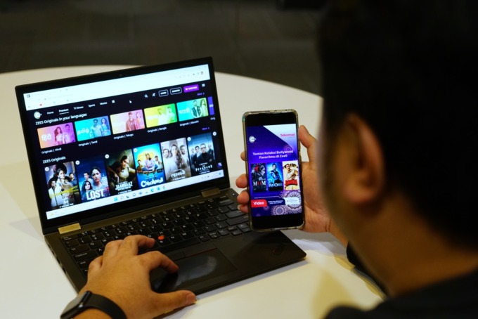 Telkomsel berkolaborasi dengan ZEE5 hadirkan beragam konten dan tayangan Bollywood berkualitas bagi pelanggan Telkomsel melalui Paket Premium Bundling All Access seharga Rp 36.000 dengan bonus kuota MAXstream 2,5 GB dan Paket Premium Bundling Bahasa sehar