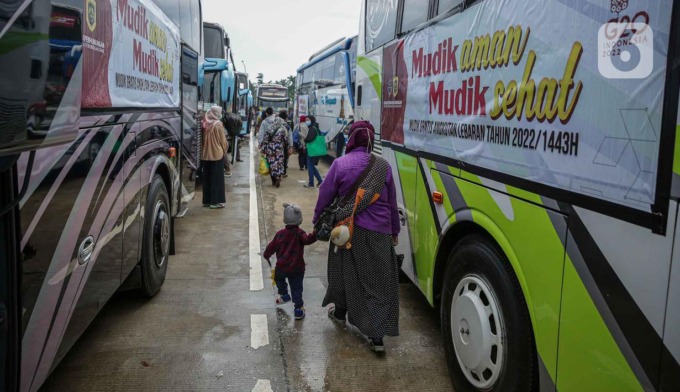 MUDIK GRATIS:  Peserta mudik gratis Kemenhub bersiap menaiki bus di Terminal Jatijajar, Depok, Jawa Barat, tahun lalu. Lebaran tahun ini, Kemenhub kembali menggelar mudik gratis.