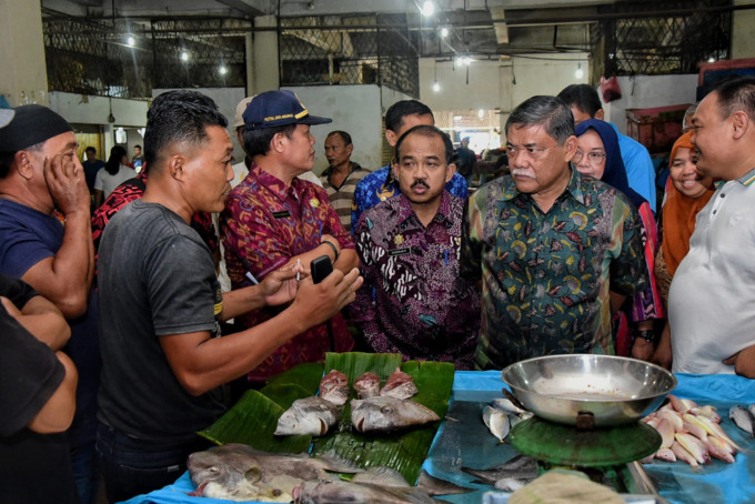 SIDAK: Wabup Deliserdang, HM Ali Yusuf Siregar didampingi sejumlah pimpinan OPD terkait melakukan inspeksi mendadak (Sidak) ke Pasar Tradisional Deli Mas, Kecamatan Lubukpakam, Jumat (17/3).BATARA/SUMUT POS.