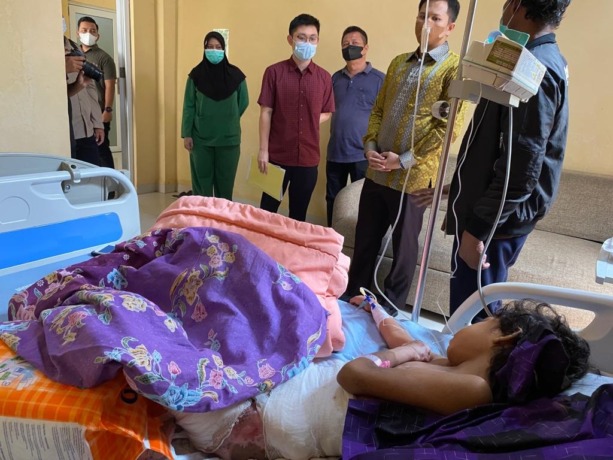 KUNJUNG: Wakil Bupati Sergai, Adlin Tambunan saat mengunjungi Maisaroh yang sedang dirawat di RS Sultan Sulaiman Sergai, Minggu (26/3).