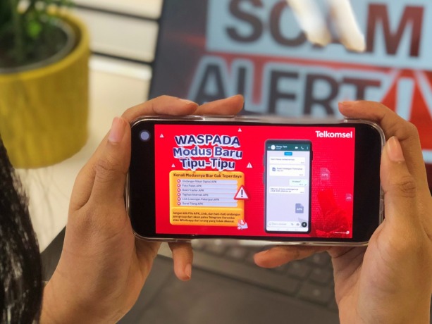 Telkomsel mengimbau pelanggan agar waspada dan berhati-hati dalam merespon pesan yang meminta untuk mengunduh file .APK fiktif tertentu sebagai modus penipuan baru. Kanal layanan bagi pelanggan yang ingin mendapatkan informasi atau melakukan pengaduan dap