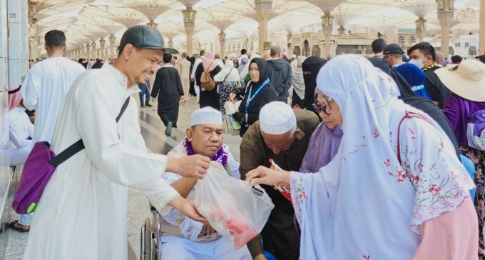 SEDEKAH JUMAT: Kegiatan KSJ edisi 187 di pintu masuk 326 Area Masjid Nabawi Kota Madinah, Jumat (3/3).