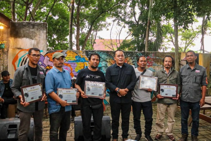 Wakil Walikota Medan Aulia Rachman bersama penerima Anugerah Pewarta Foto 2023 acara HUT PFI Medan ke 19 tahun di Jalan Laksana Setia Budi kota Medan, Jumat (10/3/2023).( Refinaldi Setiawan/Sumut Pos)