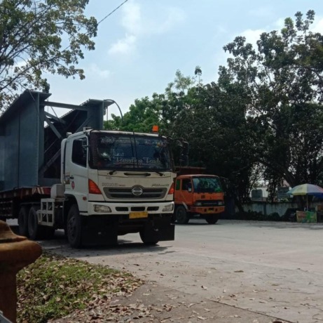 Truk Tronton bermuatan besi parkir di Jalan Gunung Lauser Kota Tebingtinggi depan Kantor Dinas Perdagangan dan UMKM dan Sekolah SMK Negeri 3.