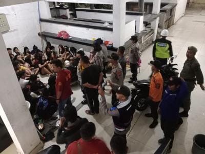 JARING: Tim gabungan saat menjaring wanita dari Hotel MT yang bekerja sama dengan OYO dalam rangka razia cipta kondisi, Sabtu (11/3/2023) malam.