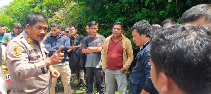 DEMO: Kapolsek Parongil, AKP Hotman P Purba berdialog dengan mantan Satpam PT DPM yang berunjukrasa melakukan pemblokiran jalan utama menuju perusahaan di Dusun Sipat, Desa Longkotan, Kecamatan Silima Pungga-Pungga, Kamis (16/3/2023).RUDY SITANGGANG/SUMUT