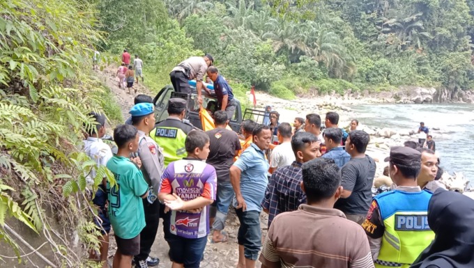 EVAKUASI: Personel kepolisian Polsek Sipispis dan Polres Tebingtinggi melakukan evakuasi penemuan mayat laku laki mengambang di Sungai Bahbolon Desa Marjanji Kecamatan Sipispis Kabupaten Sergai.