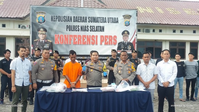PARANG: Kapolres Nisel, AKBP Reinhard H. Nainggolan menunjukkan sebilah parang yang digunakan pelaku untuk pembacokan para korban, Rabu (15/3/2023).