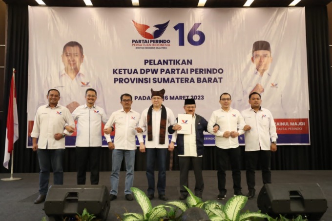 LANTIK: Ketua Umum DPW Perindo, Hary Tanoesoedibjo saat melantik Ali Mukhni sebagai Ketua DPW Partai Perindo Sumatera Barat, Kamis (16/2/2023).