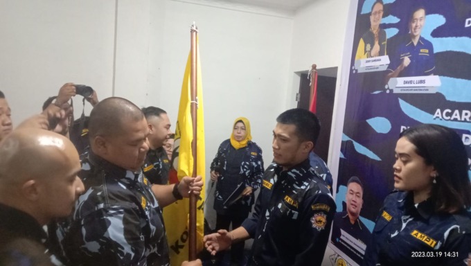 Ketua DPD AMPI Kota Medan M Rizki Nugraha menyerahkan mandat Pimpinan DPD Satuan Mahasiswa (Satma) AMPI Kota Medan periode 2023-2028.(ist)