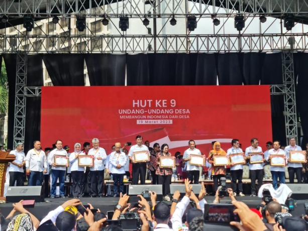 berkat terobosan dan ide kreatif yang dilakukan, bank bjb meraih penghargaan sebagai Bank Peduli Perekonomian Masyarakat Desa.