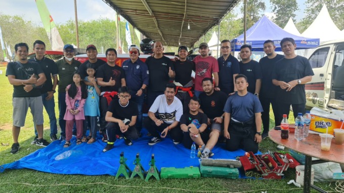 TROFI: Pembalap dan kru Team Entu Racing Bla Bla Bla bersama trogi yang diraih pada Kejurda Sprint Rally tahun 2023. (IST)