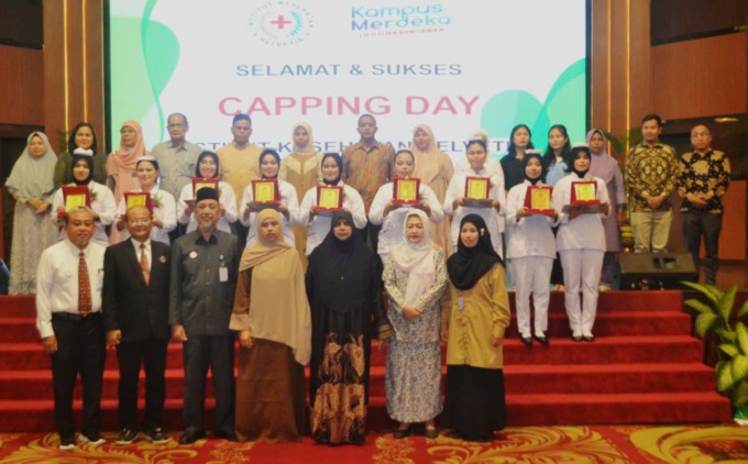 BERPRESTASI: Dr dr Razia Begum Suroyo MKes, Assoc Prof Dr H Ismail Efendy MSi, undangan dari ABP-PTSI Sumut, IBI Sumut dan PPNI Sumut dengan mahasiswa berprestasi Institut Kesehatan Helvetia, Selasa (21/3).DEDDI MULIA PURBA/SUMUT POS.