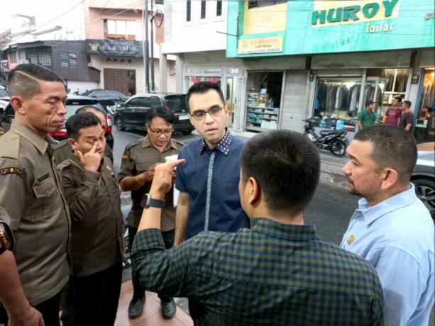 Komisi III DPRD Medan dan PUD Pasar Medan melakukan kunjungan ke Jalan Pandu Baru, Senin (20/3/2023).