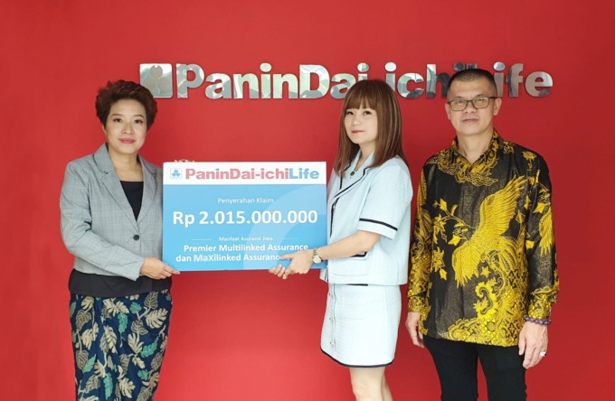 Business Development Director Panin Dai-ichi Life,Ibu Rosni Tanutama (kiri) didampingi President Agency Manager Panin Dai-ichi Life, Kelvin Tio (kanan) menyerahkan klaim tutup usia senilai Rp 2 miliar kepada Perwakilan Ahli Waris Nasabah.(ist)