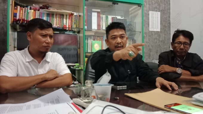 BERI KETERANGAN: Ahmad Fadhly Roza SH MH selaku kuasa hukum JS, memberikan keterangan terkait kasus dugaan perzinahan oknum pengacara, Senin (27/3).