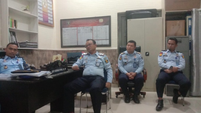 JELASKAN: Kalapas Kelas IIB Kota Tebingtinggi Anton Setiawan menjelaskan permasalahan pengelolaan kantin Lapas.