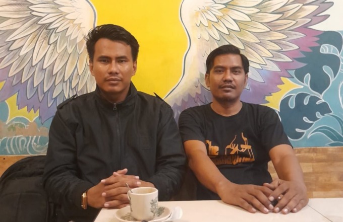 Iqbal Syahputra Siregar (kiri) oknum pengacara yang dilaporkan berzina, didampingi temannya sesama pengacara usai memberikan klarifikasi, Senin (27/3) malam.