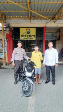 BERSAMA: Pelaku NY (tengah) bersama barang bukti motor hasil curian yang diduga dibuang ke Barak Tanjungpamah.Istimewa/Sumut Pos.