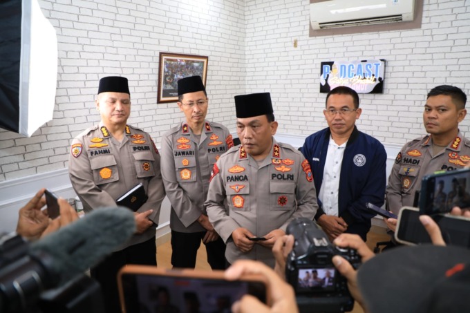 WAWANCARA: Kapolda Sumut Irjen Pol RZ Panca Putra Simanjuntak, saat diwawancarai sejumlah wartawan di Mapolda Sumut, Selasa (28/3).