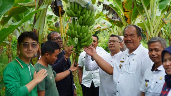 PISANG: Wakil Bupati Asahan saat memperkenalkan pengolahan pohon pisang di Kabupaten Asahan pada manajemen Hotel Grand Mercure.ist/sumut pos.