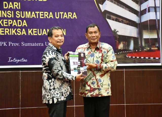 batara/Sumut Pos TERIMA:  Kepala BPK RI Sumatera Utara, Eydu Oktain Panjaitan menerima LKPD Unaudited 2022 dari Bupati Deliserdang, Ashari Tambunan.