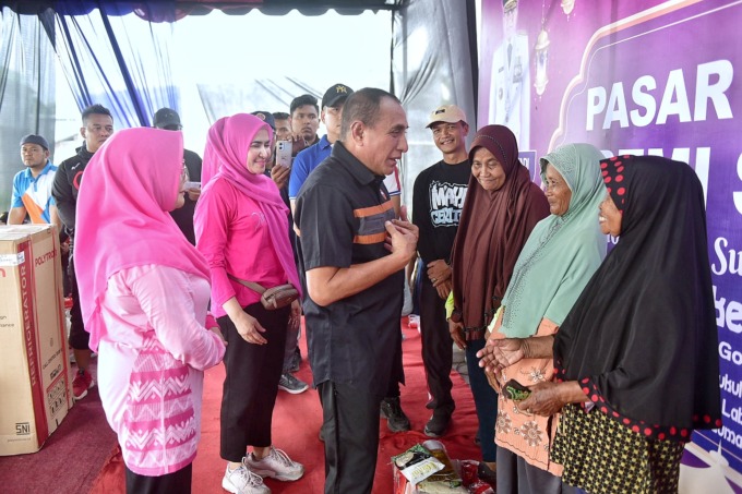 BERBINCANG: Gubernur Sumut, Edy Rahmayadi saat berbincang dengan ibu-ibu saat mengantri sembako di Kabupaten Deli Serdang.