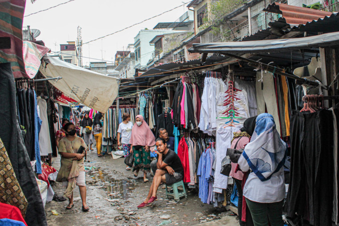 PAKAIAN BEKAS: Deretan toko yang menjual pakaian bekas di Pasar Sambu Medan. Kapolda Sumut Irjen Pol RZ Panca Putra Simanjuntak akan menindak tegas penyelundupan barang bekas di Sumut, khususnya pakaian bekas.refinaldi setiawan/sumutpos.