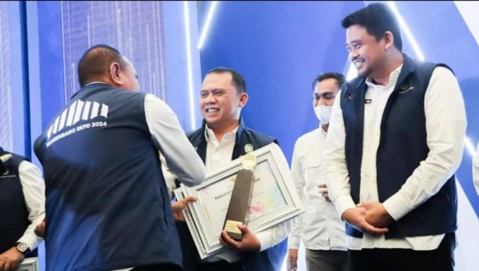 JUARA: Pemerintah Kabupaten (Pemkab) Labuhanbatu berhasil meraih juara pertama pada perlombaan kategori penilaian kinerja Kabupaten/kota dalam pelaksanaan 8 aksi konvergensi penurunan stunting tahun 2022. Penghargaan itu diserahkan langsung oleh Gubernur