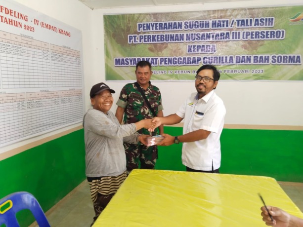SERAHKAN: Manajemen PTPN 3 Kebun Bangun saat menyerahkan suguh hati kepada masyarakat penggarap yang menduduki HGU milik PTPN 3 Kebun Bangun, Senin (17/4).